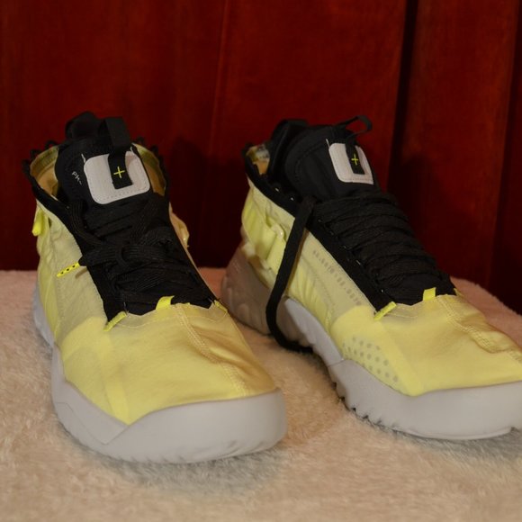 Nike Jordan Proto React Barely Volt - Picture 2 of 4